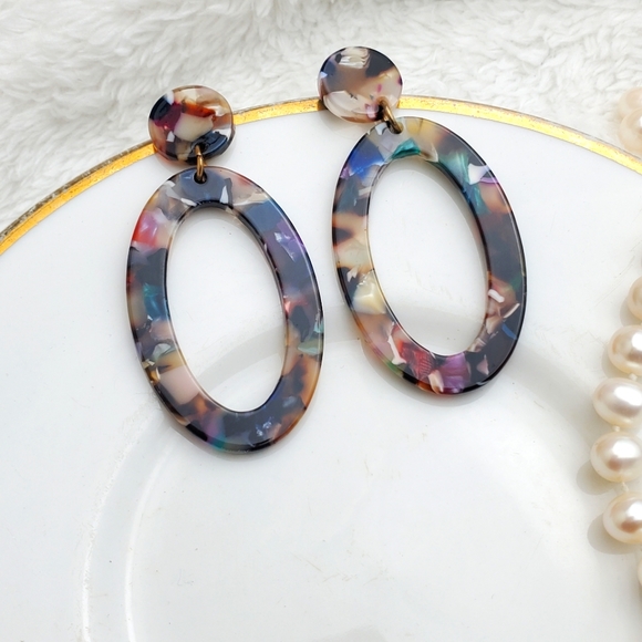 💫5/$25 Stunning Oval Earrings - Picture 2 of 3